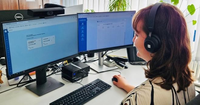 Mitarbeiterin am Arbeitsplatz Mitarbeiterin am Arbeitsplatz