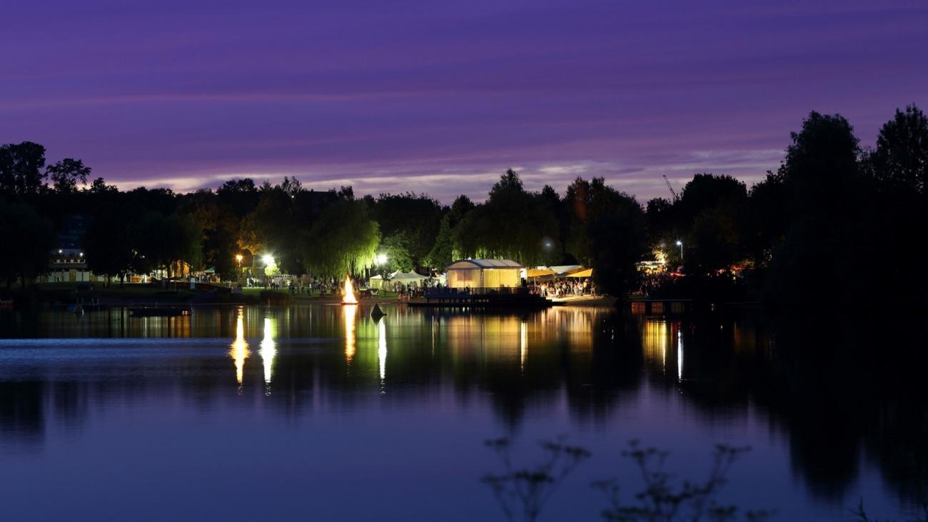 Bühne am See bei Nacht