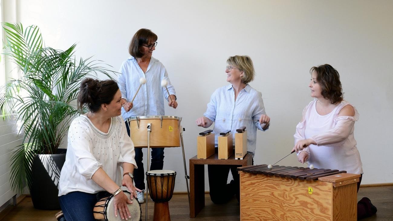Lehrkräfte der EMP mit Instrumenten