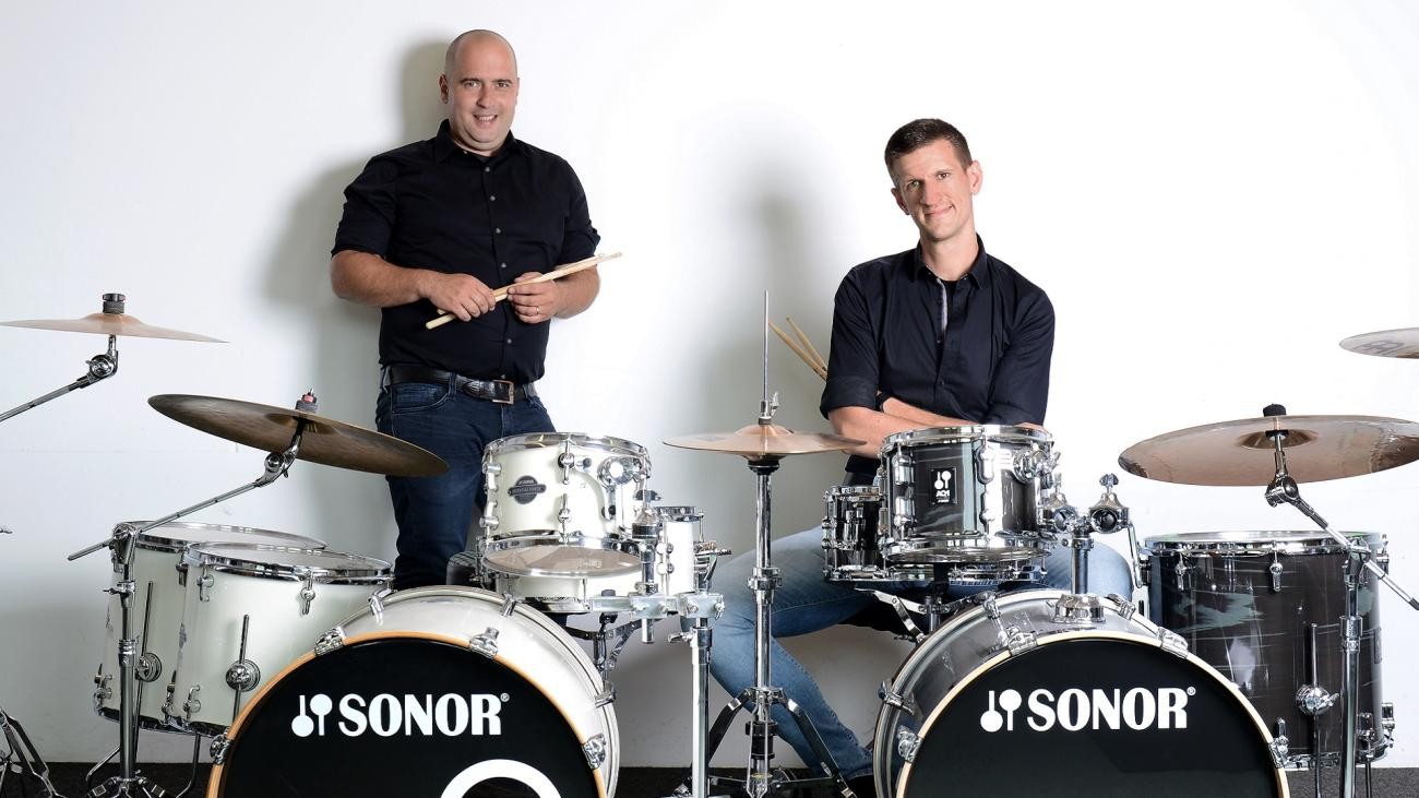 Schlaginstrumente-Kollegium mit Schlagzeug