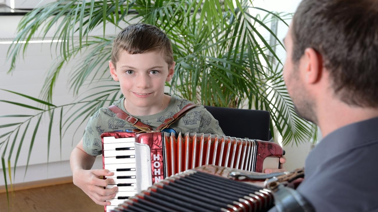 Lehrer und Schüler mit Akkordeon