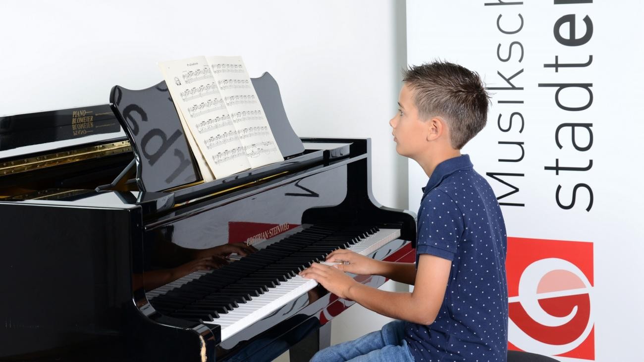 Kind am Klavier