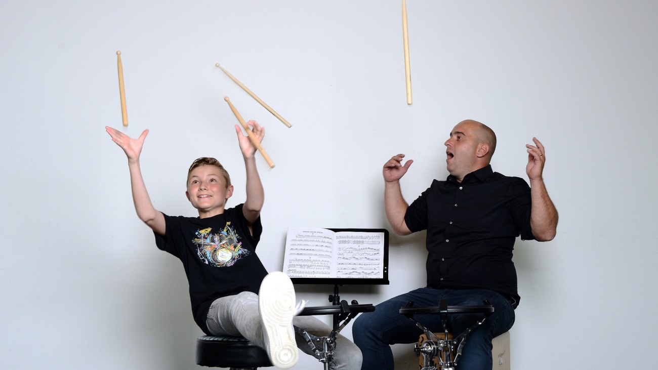 Lehrer und Schüler mit Schlagzeug