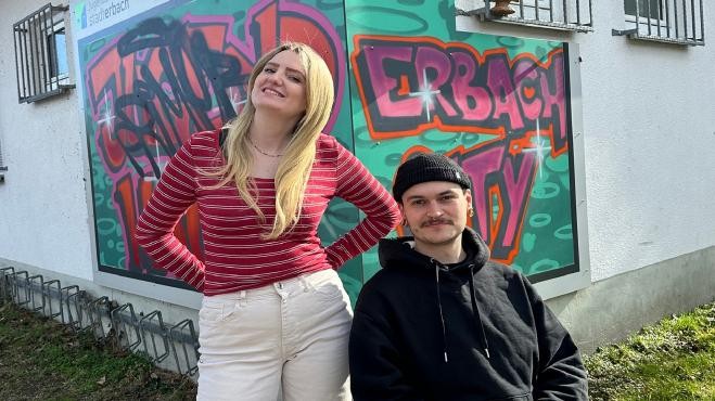 Jugendarbeit Mitarbeiter der Jugendarbeit vor dem Jugendhaus