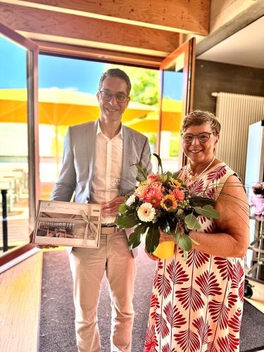 Bürgermeister Achim Gaus und Gabriele Soldner mit Geschenk Bürgermeister Achim Gaus und Gabriele Soldner mit Geschenk