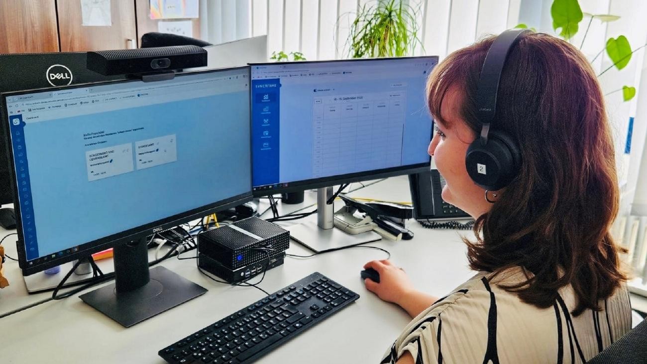 Mitarbeiterin am Arbeitsplatz Mitarbeiterin am Arbeitsplatz