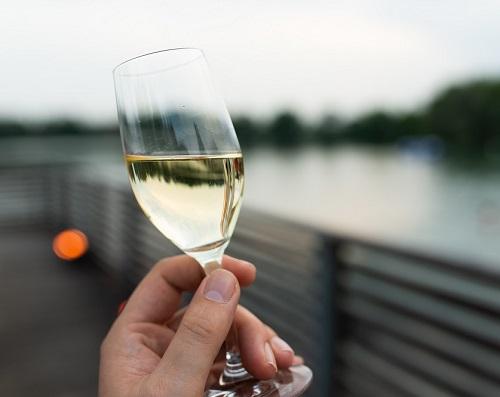 Beispielbild Vino al lago, Sektglas, See im Hintergrund