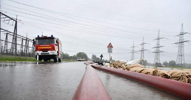 Hochwasser und Feuerwehrauto Hochwasser und Feuerwehrauto