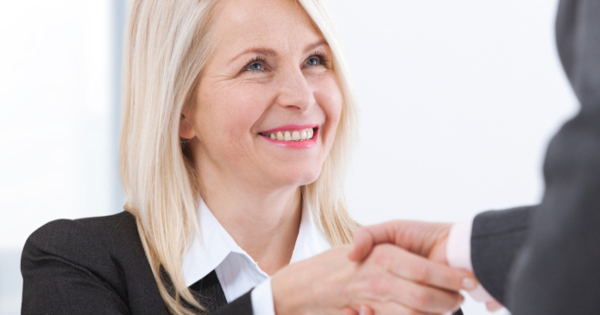 freundlich lächelnde Mitarbeiterin