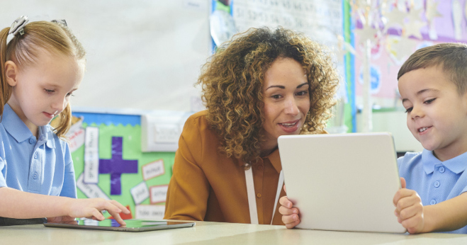 Erzieherin mit Kindern